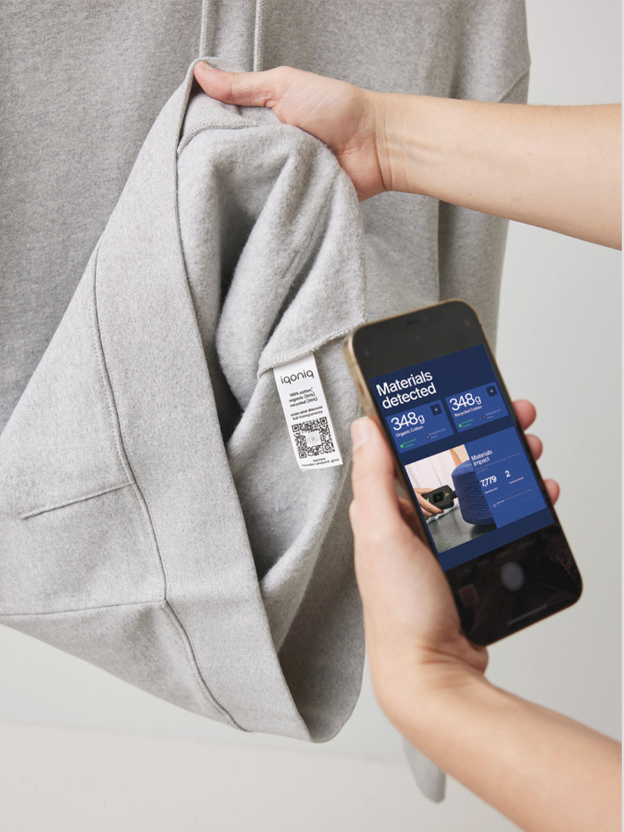 Få tryk på Sula sweatshirt i ufarvet bomuld med digitalt produktpas