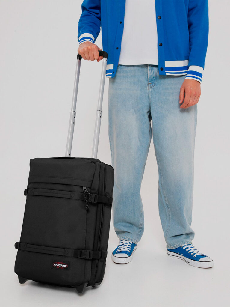 eastpak kabinekuffert sort med tryk