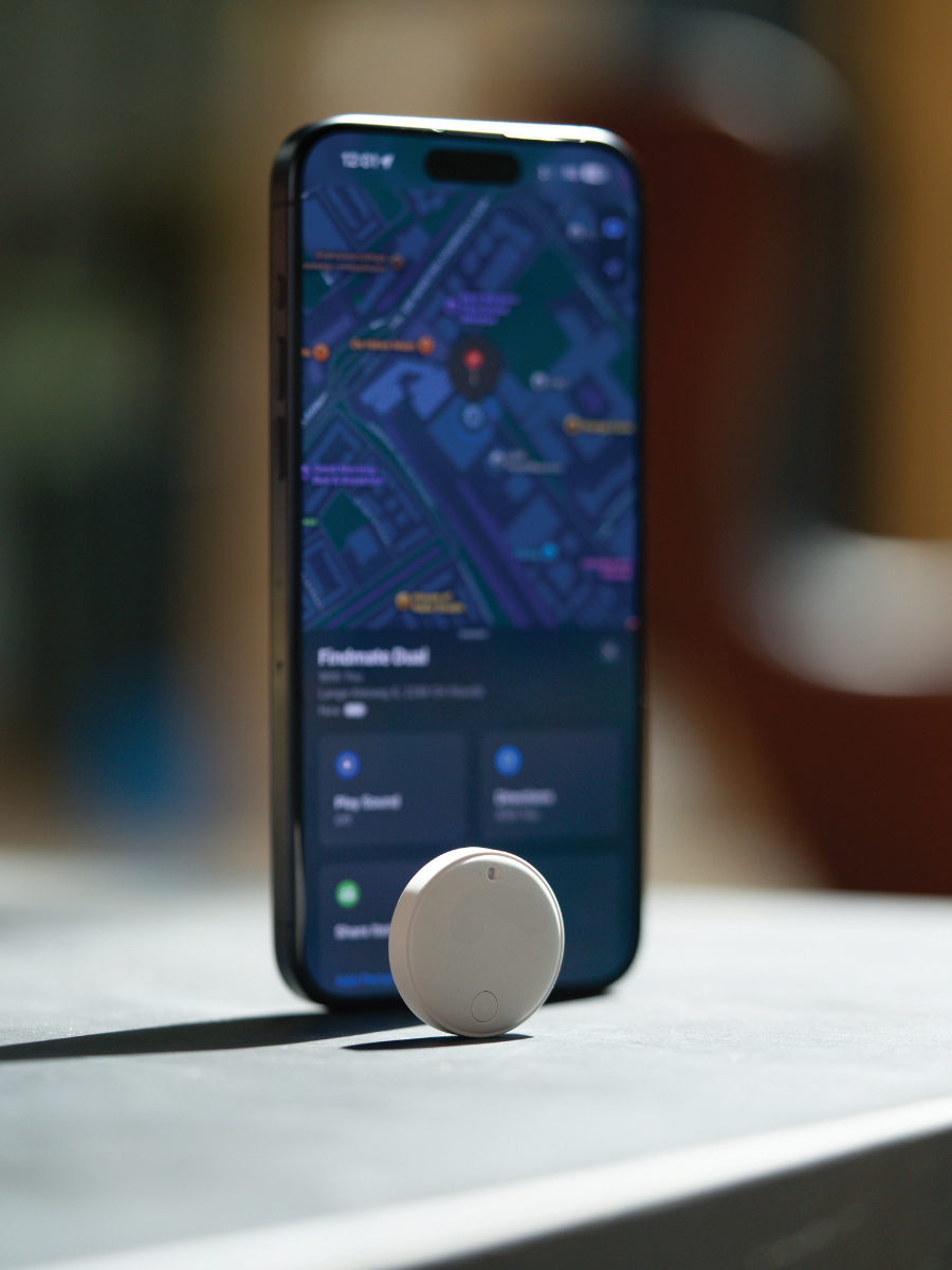 Hvid Findmate tracker med mulighed for logo