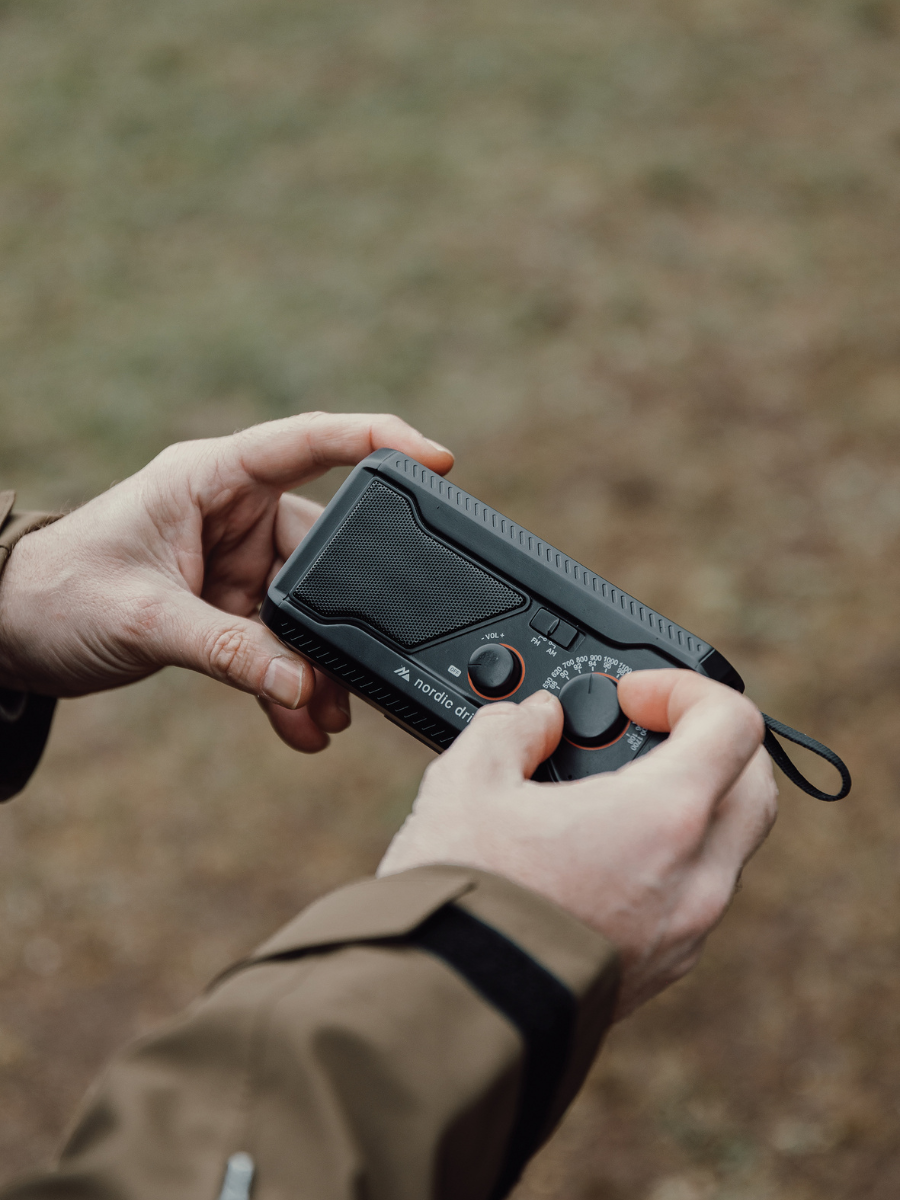 Nødradio med FM/AM, powerbank og lommelygte