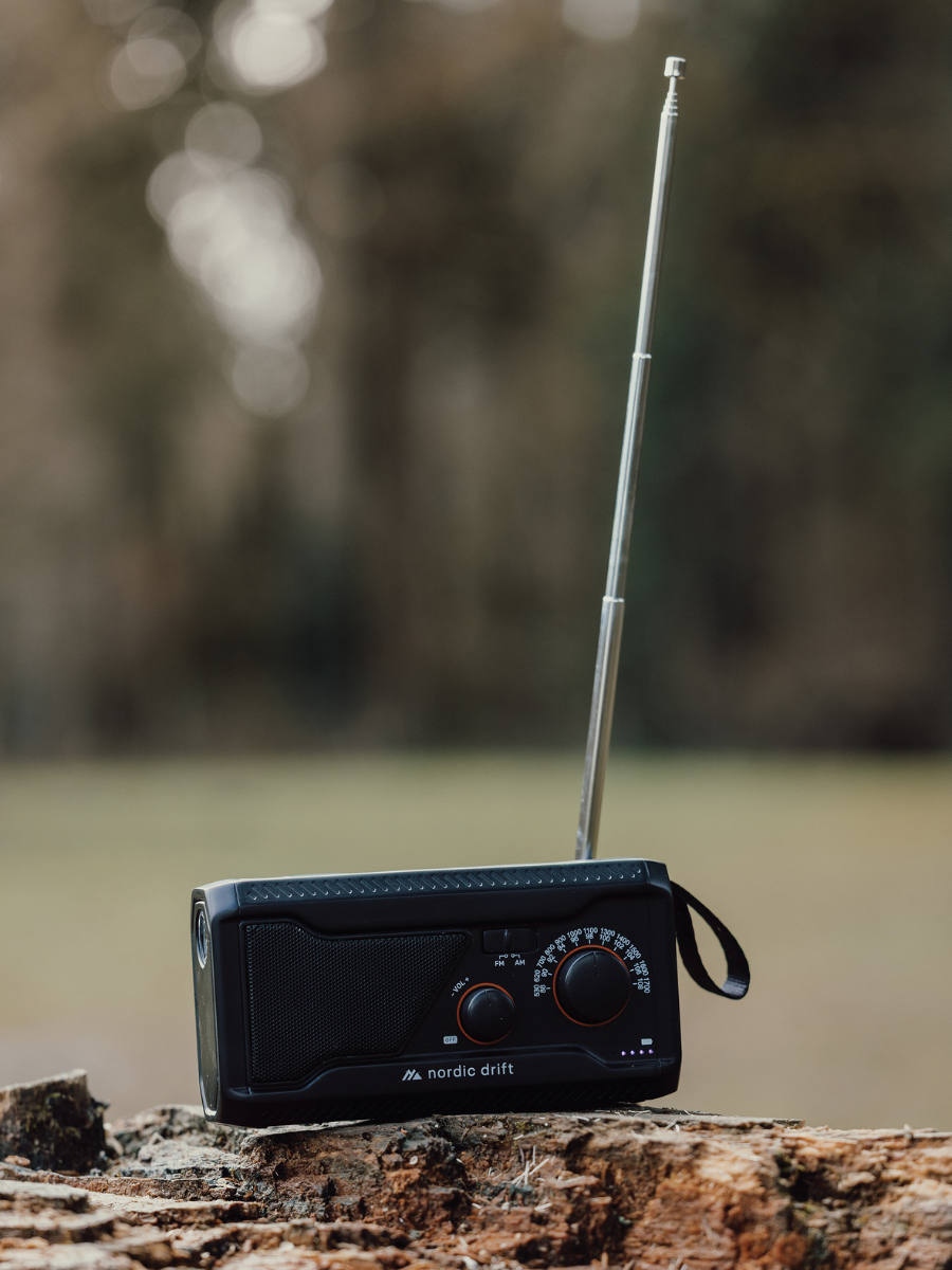Titan radio med solpanel og 4.000 mAh powerbank
